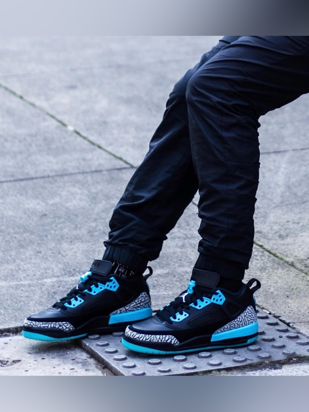 Jordan Spizike Low - Picture 2 of 10